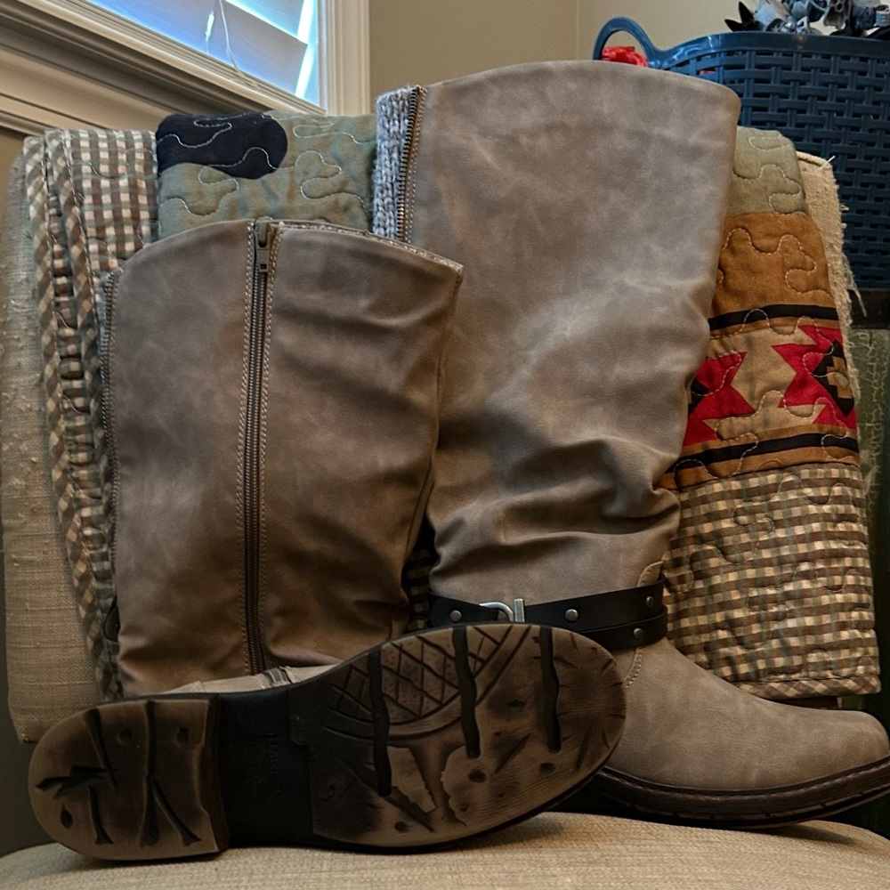 Women’s boots. Never worn